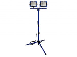 Slimline Pro Chip-LED Strahler 2 × 50 W mit Stativ, robustem Schutzgitter und OSRAM LED-Chips, IP65 spritzwassergeschützt.